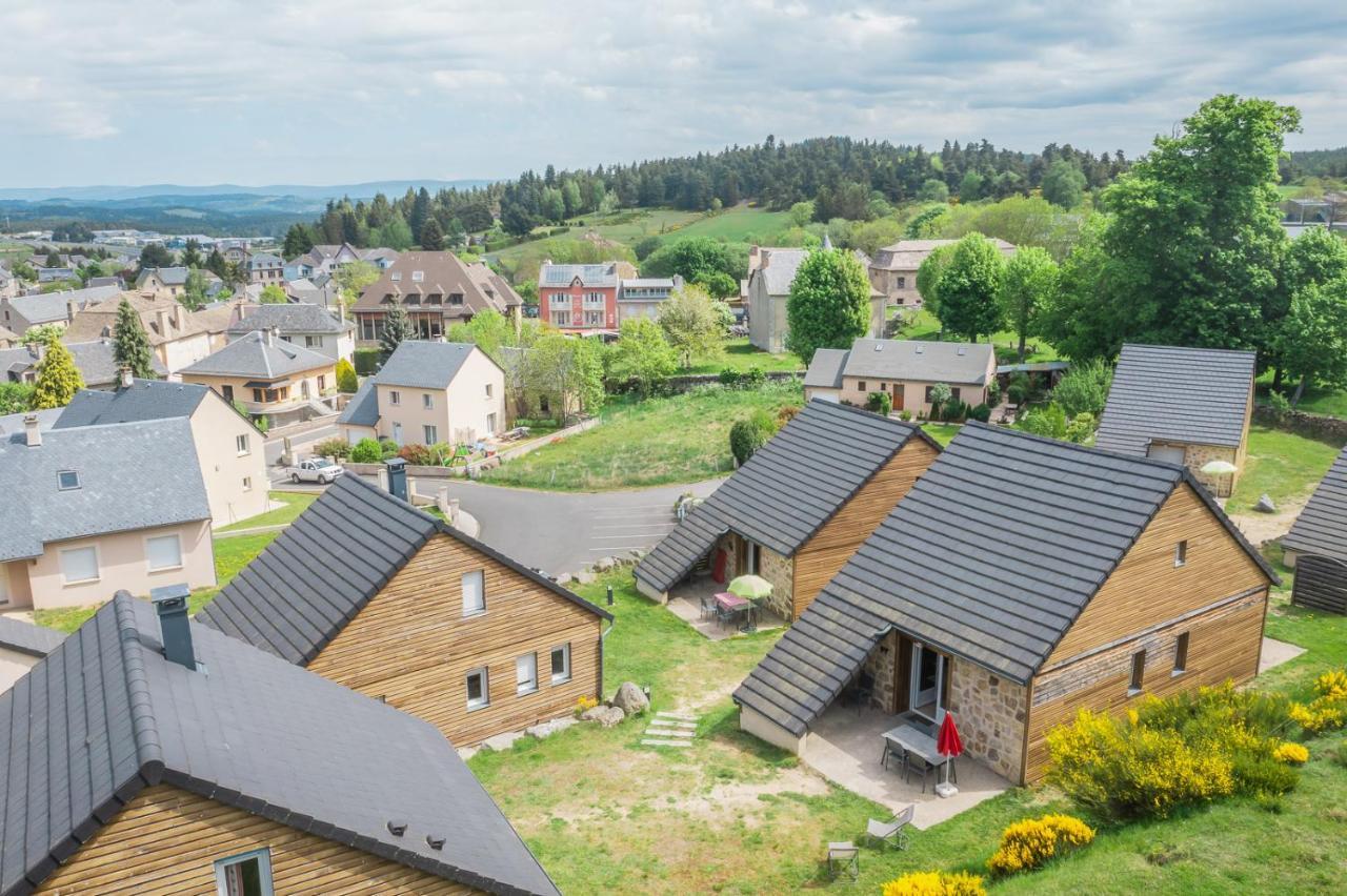 Village De Gites Les Chalets De L'Aubrac 오몽오브락 외부 사진