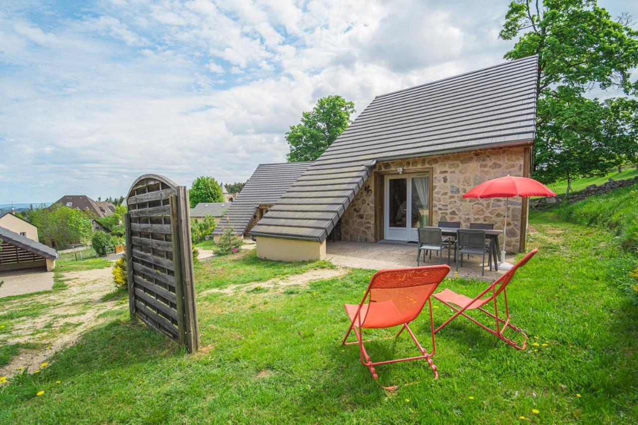 Village De Gites Les Chalets De L'Aubrac 오몽오브락 외부 사진