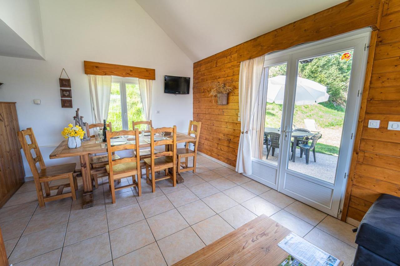 Village De Gites Les Chalets De L'Aubrac 오몽오브락 외부 사진