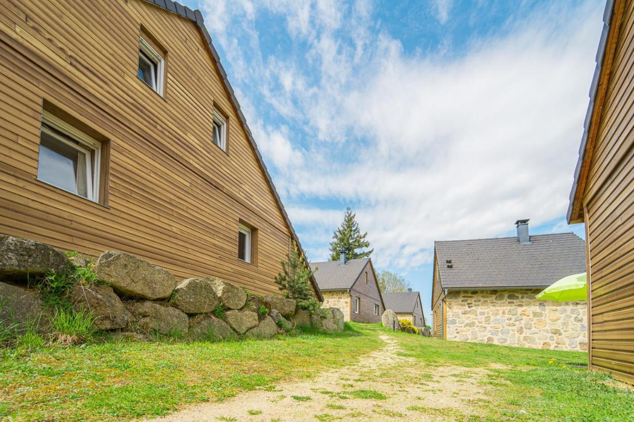 Village De Gites Les Chalets De L'Aubrac 오몽오브락 외부 사진