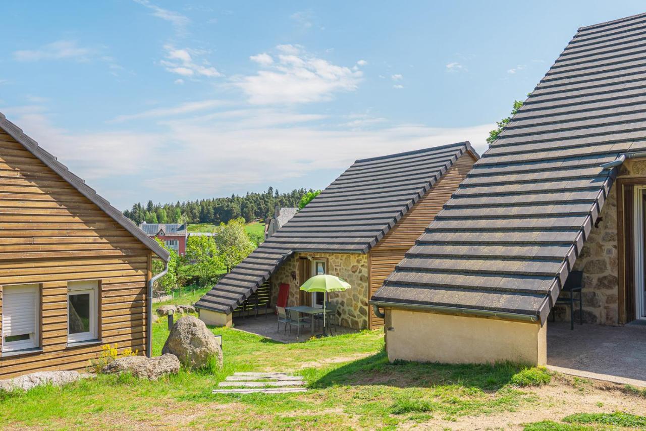 Village De Gites Les Chalets De L'Aubrac 오몽오브락 외부 사진