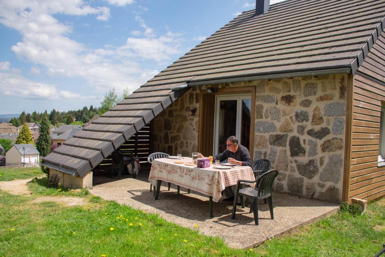 Village De Gites Les Chalets De L'Aubrac 오몽오브락 외부 사진